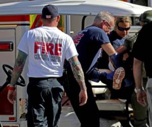 El personal médico atiende a una víctima después de un tiroteo en Marjory Stoneman Douglas High School en Parkland, Florida. (John McCall / South Florida Sun-Sentinel vía AP).