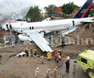 Un día como hoy, hace nueve años, el vuelo 390 de TACA se salió de la pista del aeropuerto Toncontín y terminó en el pavimento de una calle adyacente. El accidente cobró la vida de cinco personas. Foto: Archivo EL HERALDO.