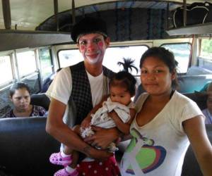 La pareja de hondureños se sube a los buses del transporte público para hacer sonreír a los pasajeros.