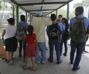 La presencia de padres de familia solicitando documentos de traslado de sus hijos a otros colegios tiene preocupados a los maestros del Saúl Zelaya Jiménez.