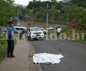 El crimen ocurrió en el desvío que conduce del anillo periférico, cerca de la Villa Olímpica, al bulevar Suyapa, a inmediaciones de Ciudad Universitaria. Foto: Mario Urrutia / EL HERALDO.