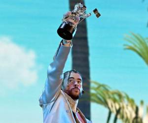 Es la primera vez que un cantante hispano recibe el premio “Artista del Año”.