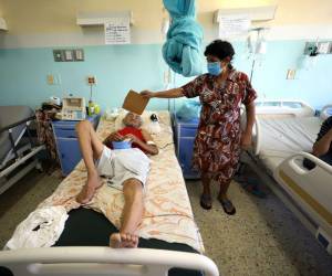 Pacientes sufren la precariedad que hay en el Hospital de San Lorenzo; usan cartón como ventilador porque no sirve el aire acondicionado.