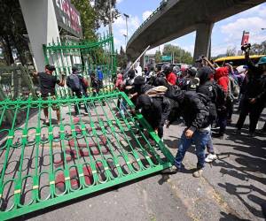 Al grito de “asesinos”, los manifestantes también rompieron rejas y se adentraron unos pasos en la guarnición, adonde llegaron este viernes luego de protestar el miércoles y el jueves en las sedes de la embajada de Israel y de la Fiscalía General.