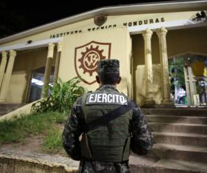 Son pocos los centros educativos como el Técnico Honduras que cuentan con personal militar en sus instalaciones. Sin embargo, sus autoridades consideran necesario aumentar el número de efectivos.