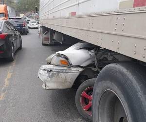 Un taxista y dos menores sobreviven tras fuerte colisión con rastra en Villa Nueva