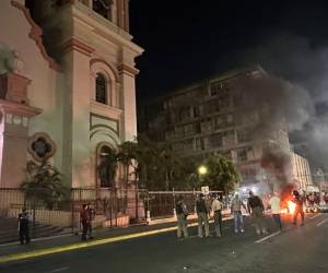 Los vendedores quemaron llantas y cerraron el paso por varios minutos protestando contra las autoridades.