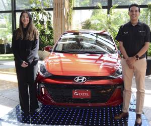 El nuevo Hyundai Grand i10 Sedán, una combinación perfecta de elegancia y tecnología, marca la pauta en seguridad y diseño: Hugo Flores Gerente de Mercadeo Excel junto a Francesca García Jefe de Marca Hyundai.