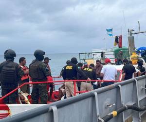 Esta imagen muestra a los agentes de la Agencia Técnica de Investigaciones (Atic) y a militares custodiando la embarcación.