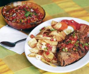 El pescado frito es el platillo por excelencia servido principalmente en las costas del país.