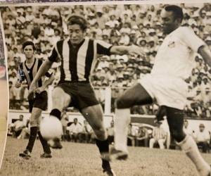 Vistiendo la camiseta del Santos, Pelé jugó contra Real España en el Estadio Morazán.