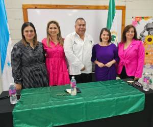 Autoridades de la Universidad Tecnológica de Honduras (UTH) en compañía del alcalde del municipio de Santa Lucía presentes en el lanzamiento de esta campaña.