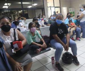 Las autoridades sanitarias instan a la población a utilizar la mascarilla en centros asistenciales y en lugares muy cerrados.