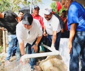 El alcalde de la capital, Jorge Aldana, llegó hasta la Villa Campesina y El Carpientero para entregar los proyectos a los vecinos de estas comunidades.