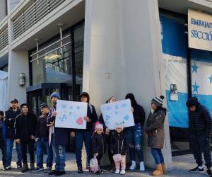 Los hondureños protestaron en el consulado en Washington.