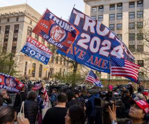 Un puñado de seguidores y de detractores del expresidente de Estados Unidos se manifiestan a favor y en contra del magnate. Estas son las imágenes de la protesta.