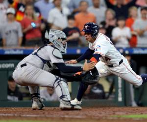 La jugada de Mauricio Dubón donde pudo darle el empate a los Astros en la última entrada, pero al final fue out en home. Foto: AFP