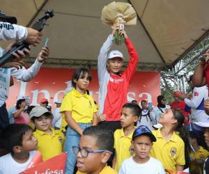 El youtuber japonés Shin Fujiyama es recibido con aplausos al llegar a la meta en Tegucigalpa después de correr 250 km por la educación. Redes sociales lo elogian por su compromiso y el japonés se conmueve hasta las lágrimas.