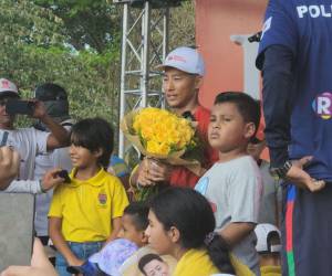 Entre lágrimas, Shin Fujiyama celebra que logró la meta de recorrer 250 kilómetros por la Educación de Honduras. Aquí un recuento de las imágenes del hecho.
