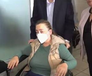 Rocío Tábora llegó en una silla de ruedas que tenía el nombre de un reconocido hospital privado de la capital y usando mascarilla.