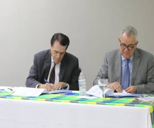 Los titulares de la Ahiba, Manuel Venancio Bueso y Mario Agüero de Confianza SA FGR firmaron el convenio con el que se constituye el nuevo fondo de garantía que respaldará al agro en los 18 departamentos y 298 municipios.