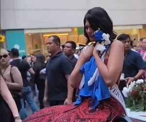 El video, que se ha vuelto viral, muestra a Palacios sobre un vehículo descapotable, vestida con un elegante vestido rojo y rodeada de flores.
