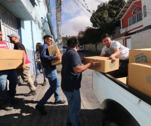Tres vehículos fueron cargados con los cuadernos que serán entregados en los próximos días en los centros educativos del país con mayor necesidad de los padres de familia.
