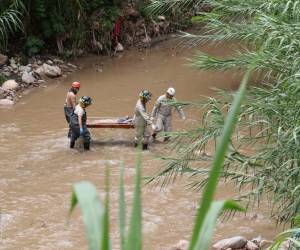 Rescatan cadáver de una persona en corriente del Río Chiquito en la capital