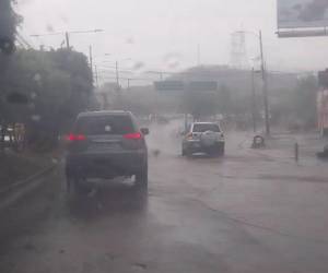 El ingreso de una vaguada prefrontal y un frente frío en el país ha provocado lluvias este domingo en la capital.
