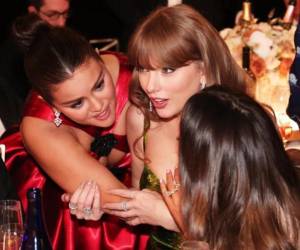 Reacciones de Taylor Swift en Los Globos de Oro 2024 se hacen virales en redes sociales.