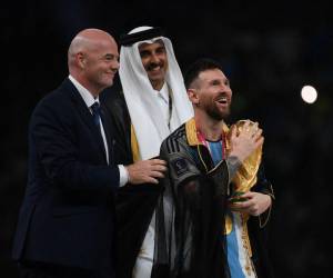 Lionel Messi desató la locura en Medio Oriente luego de que el emir qatarí el colocara la representativa prenda.