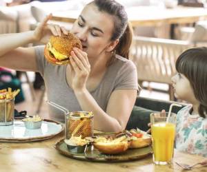 Los niveles de estrés también desempeñan un papel importante en el desarrollo de la obesidad infantil.