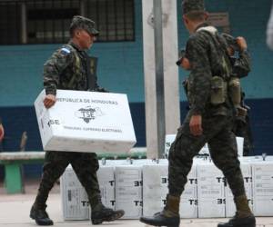 Imagen de archivo de un proceso electoral en Honduras, donde los miembros de las Fuerzas Armadas trasladan material electoral.