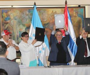 El acuerdo se firmó este jueves en Casa Presidencial por la ministra de Salud, Karla Paredes, junto al embajador de Cuba en Honduras, Juan Roberto Loforte.
