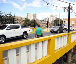 Uno de los puentes que se le dio un gran cambio es el que se ubica en el Río Chiquito, en el barrio La Hoya. Se le hizo reparaciones, pintó, señalizó y se le instaló una nueva iluminación.