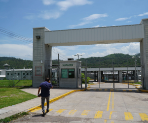 La cárcel de máxima seguridad en Ilama, Santa Bárbara, también reporta sobrepoblación, según cifras del INP. La capacidad de este centro es para 1,400 personas, pero dentro hay 1,475 privados de libertad.