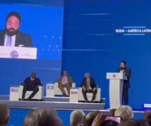 Momento en el que el presidente del Congreso Nacional, Luis Redondo, brindaba su discurso en la “Conferencia Parlamentaria Internacional “Rusia-América Latina”.