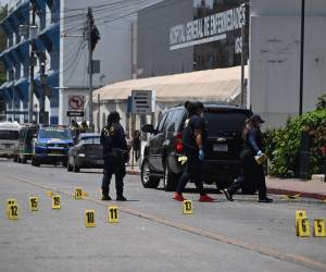 Agentes supervisan la escena del ataque para las investigaciones posteriores.