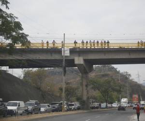 Algunas personas se quedaron esperando en el puente para poder ver a Shin Fujiyama, al igual que los conductores.