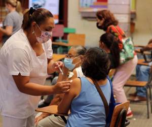 Las autoridades invitan a los hondureños a ponerse los refuerzos contra el coronavirus.