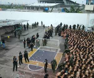 Militares y policías ecuatorianos retomaron el control de varias cárceles, luego de la liberación de más de 200 funcionarios y guardias penitenciarios tomados como rehenes por las bandas que dominan las prisiones.