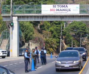 A pocos días de dar inicio a la Semana Santa, viajeros empiezan a tomar su rumbo fuera de la capital para poder disfrutar de estas vacaciones en los distintos lugares turísticos que ofrece Honduras.