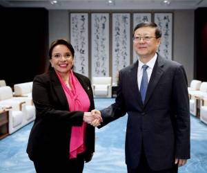 La presidenta Xiomara Castro junto al secretario del Comité Municipal de Shanghái del Partido Comunista, Chen Jining.