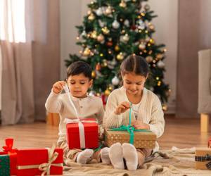 Evite hacer de los regalos y la ropa nueva el centro de la Navidad de sus hijos.