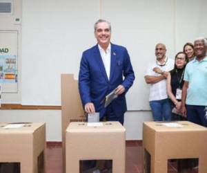 Dos partidos opositores en República Dominicana acusaron al partido del presidente Luis Abinader de llevar a cabo una “compra masiva” de votos en su intento por obtener un segundo mandato.