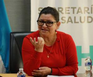 Carla Paredes, ministra de Salud, contrató a dos familiares.