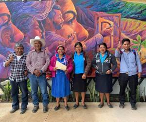 Un grupo de hondureños que conforman la directiva de una junta de CPRES en La Esperanza, Intibucá, durante una de las capacitaciones que realiza constantemente Senprende.