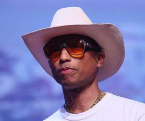 Pharrell Williams se llevó este martes a <b>Louis</b> <b>Vuitton</b> por las tierras del Lejano Oeste, con profusión de denim, sombreros cowboy, bordados, corbatines y botas tejanas, protagonistas de su segunda colección masculina para la marca de lujo.
