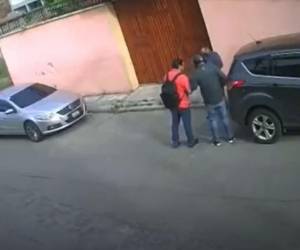 A punta de pistola, sujeto asalta a dos hombres en Las Minitas, Tegucigalpa