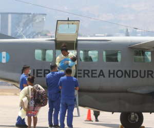 La Fuerza Aérea Hondureña traslado a los menores a un centro de niños quemados en un intento de salvar su vida.